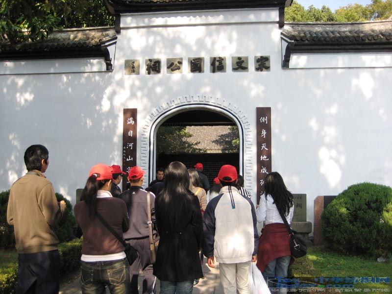 不忘烈士之志敬業愛崗自強