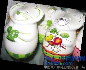08家居可愛小老鼠當?shù)? 可愛小老鼠當?shù)? src="http://www.68ms.cn/Images_News/20071227153740541.jpg" border=0></A></P>
<P style="TEXT-INDENT: 2em"><FONT face=Verdana>現(xiàn)在上市的鼠飾品中以老鼠存錢罐居多,這些存錢罐的老鼠造型都惟妙惟肖。</FONT></P><FONT face=Verdana>
<P style="TEXT-INDENT: 2em"><FONT face=Verdana><STRONG>老鼠花瓶</STRONG></FONT></P>
<P style="TEXT-INDENT: 2em" align=center><a target=_blank ><img alt=