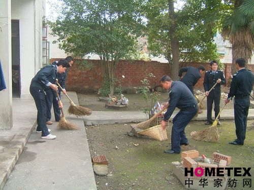 艾萊依平湖公司員工為老人獻愛心