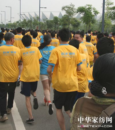 夢麗莎參加迎五一建設者杯職工長跑