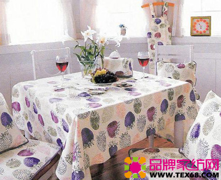 田園風桌布演繹浪漫餐桌