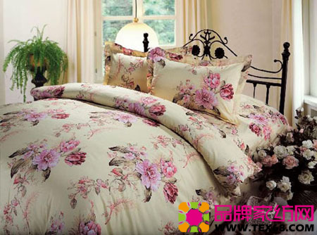 碎花床品打造花香四溢的臥室