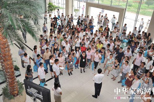 櫻花家紡為加盟商頒轎車