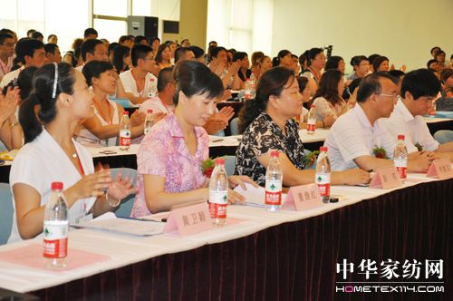 櫻花家紡為加盟商頒轎車