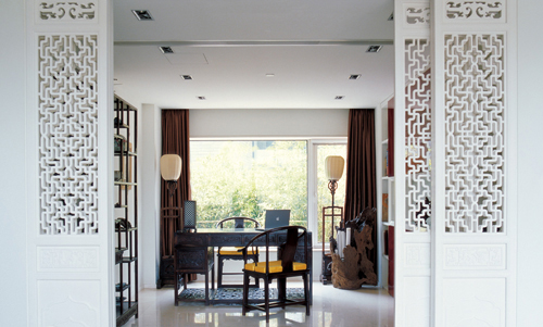 ��ɫ�ҾӴ���ͨ͸�`��֮�L