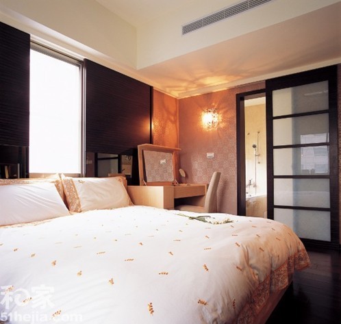 ��ů���ɫ�r�к��W��