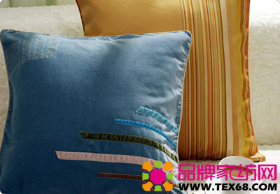 彩色條紋靠墊彌漫神秘氣息