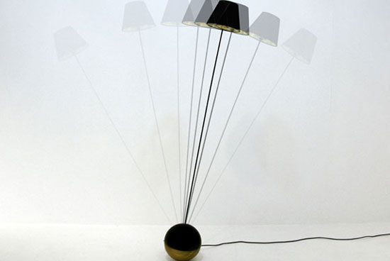 搖晃的不倒翁燈讓你拾回記憶