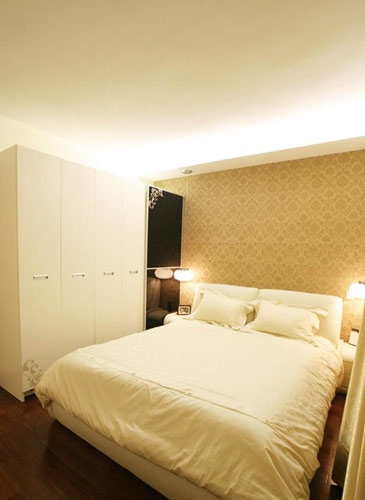 �ڰ���IN��ɫ�{������