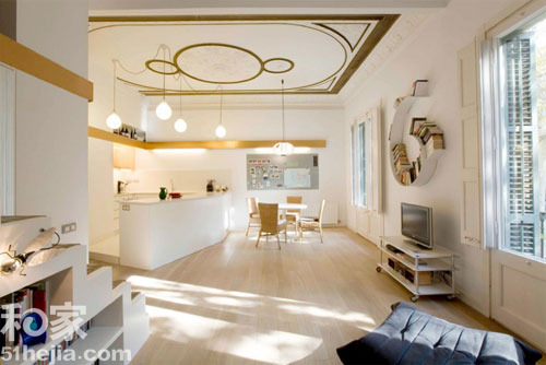 挑高小戶型復古金色居所