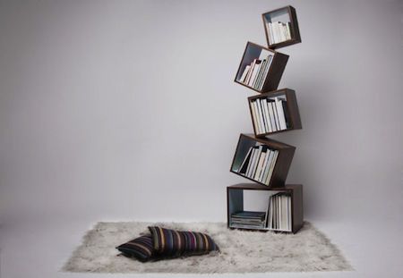 危險的傾斜書架