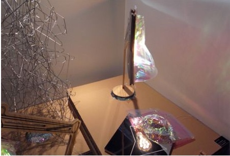 扁扁纖細臺燈照亮時尚生活