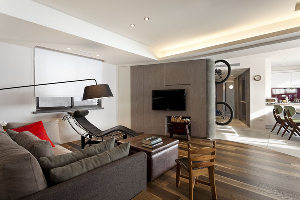 ��ɫ�{�{͹�@���s�r�м�