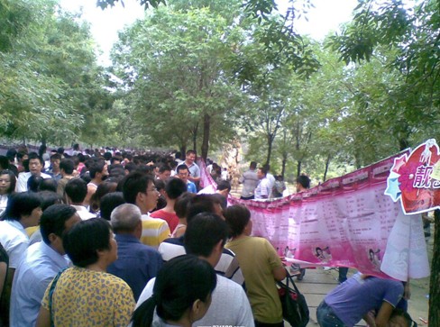 山東東方刺繡店七夕搭建鵲橋之路