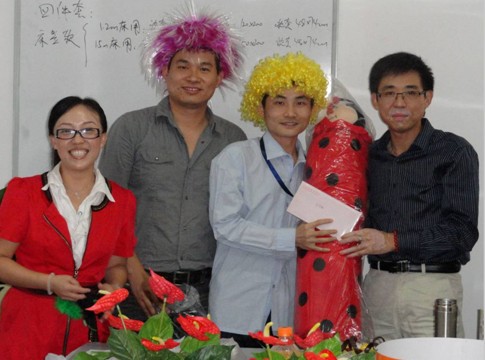 凡語舉辦第四期讀書會及生日分享會