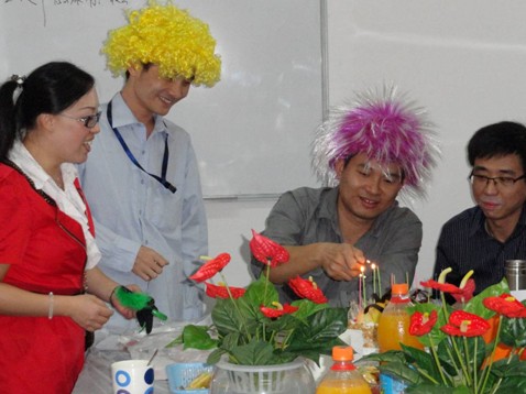 凡語舉辦第四期讀書會及生日分享會