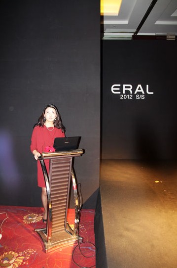 ���R��2012����Ů�b����ӆ؛���A�M�e��