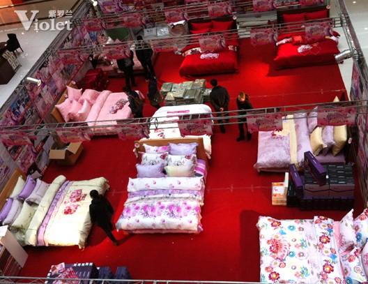 紫羅蘭文峰商場開展“開年巨獻(xiàn)”特賣會