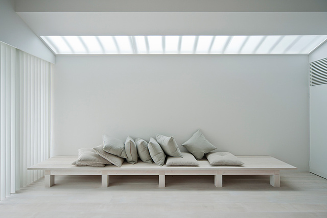 �U���Ԋ���֍u�İ�ɫ�f��