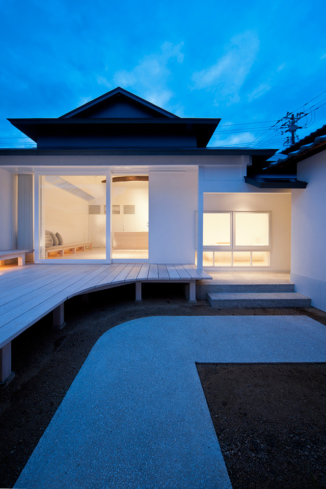 �U���Ԋ���֍u�İ�ɫ�f��