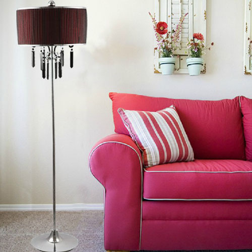 優雅落地燈下的悠閑生活