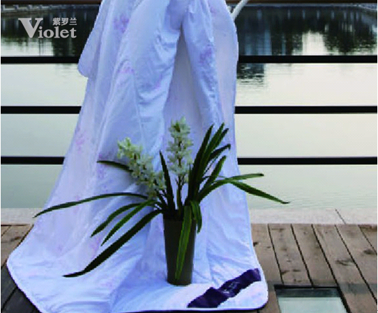 綠蔭濃濃夏日長(zhǎng)紫羅蘭常伴在身旁