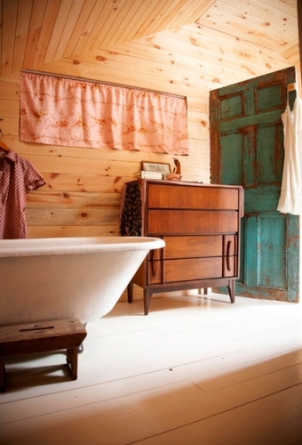 回歸平靜的村莊生活老式原木家居