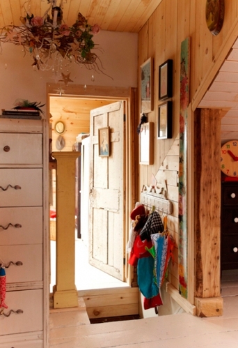 回歸平靜的村莊生活老式原木家居