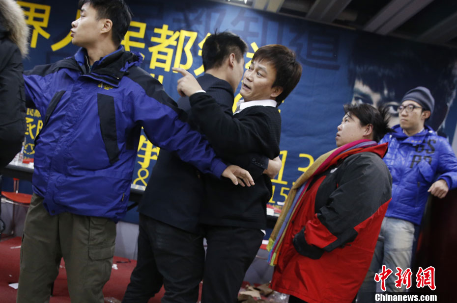 李承鵬北京簽售新書遭辱罵和掌摑