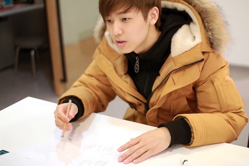 CNBLUE���c�����桶Re:Blue���O(sh��)Ӌ(j��)���J(r��n)�C��