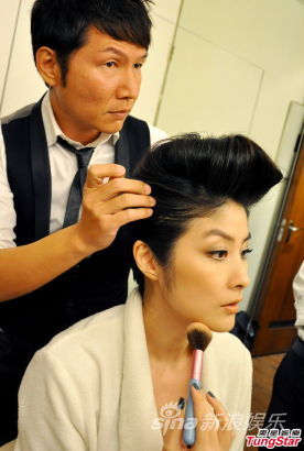 陳慧琳為專輯拍封面玩鏡子戲法