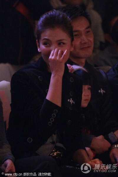 劉濤當(dāng)眾挖鼻孔摳嘴巴顯不雅