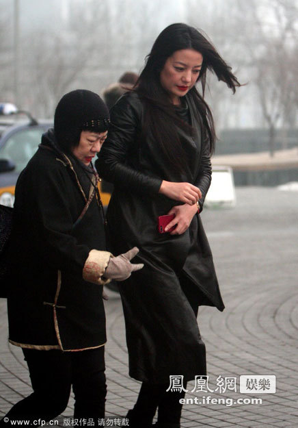 趙薇潮裝出街遇大風(fēng) 長發(fā)凌亂