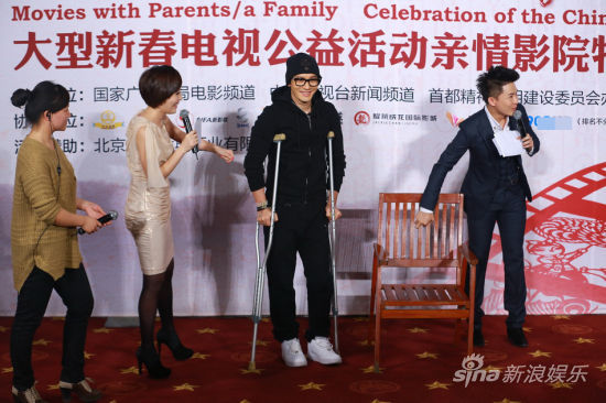 黃曉明復工首亮相呼吁陪父母看電影