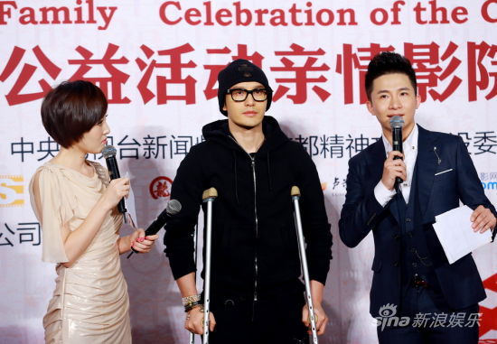 黃曉明復工首亮相呼吁陪父母看電影