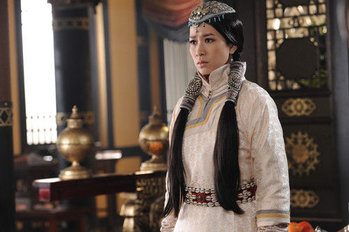 佘詩曼冒風沙拍"建元"保濕有高招