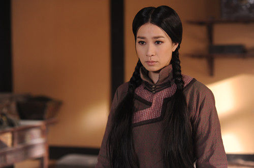 佘詩曼冒風沙拍"建元"保濕有高招