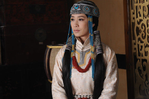 佘詩曼冒風沙拍