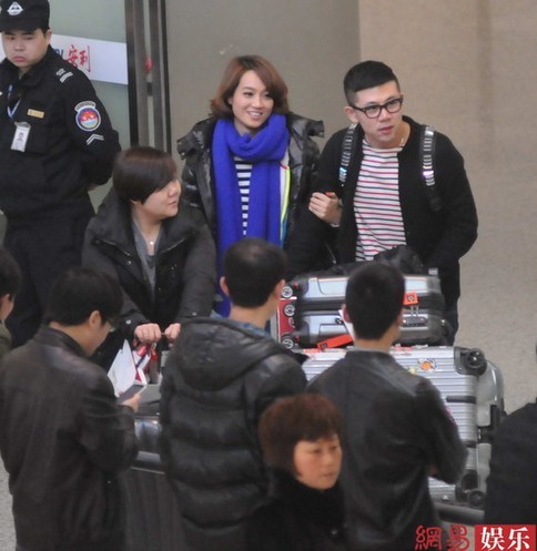 朱丹挽神秘男現(xiàn)身機場疑有新戀情