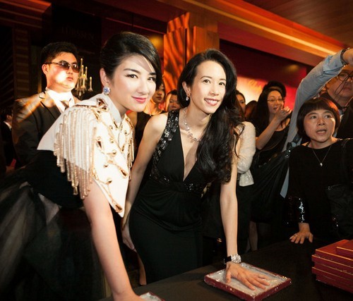 黃奕出席珠寶展撈金豐腴甜美