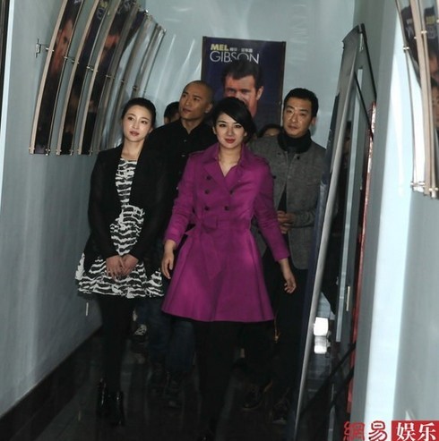 黃奕產后復出走樓梯獲眾人護駕