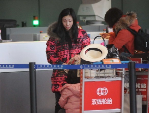 小陶虹獨自攜女現身機場