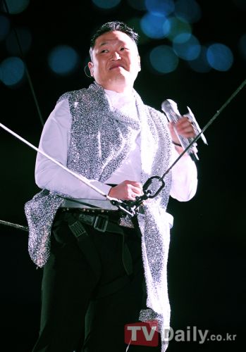 PSY回歸個唱熱翻天5萬粉絲競折腰