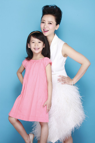 翁虹攜女登封面分享辣媽經