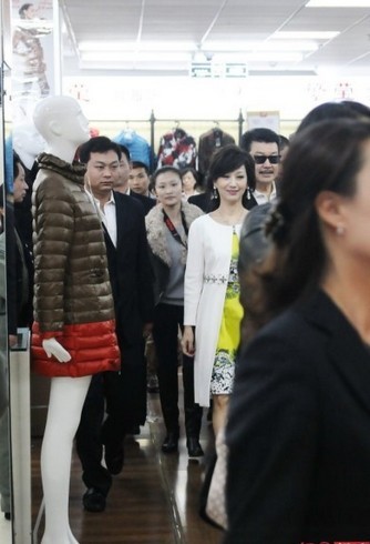 趙雅芝與老公現身商場遭圍堵