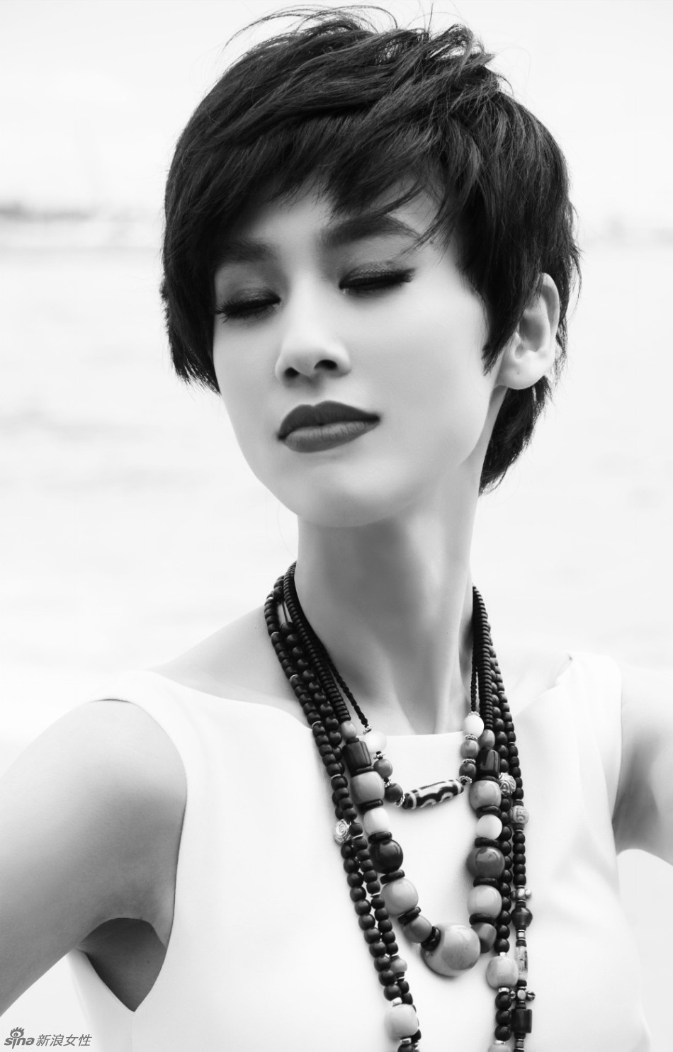 黃圣依戛納拍海灘時尚大片