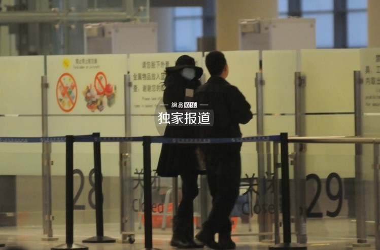 林志玲戴口罩現(xiàn)身機場