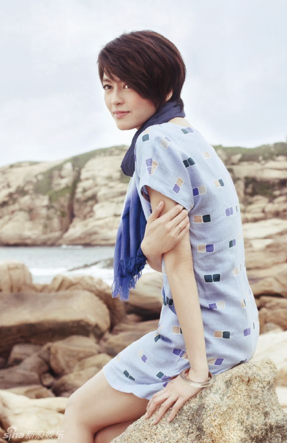 梁詠琪清新雜志封面曾因愛(ài)遍體鱗傷