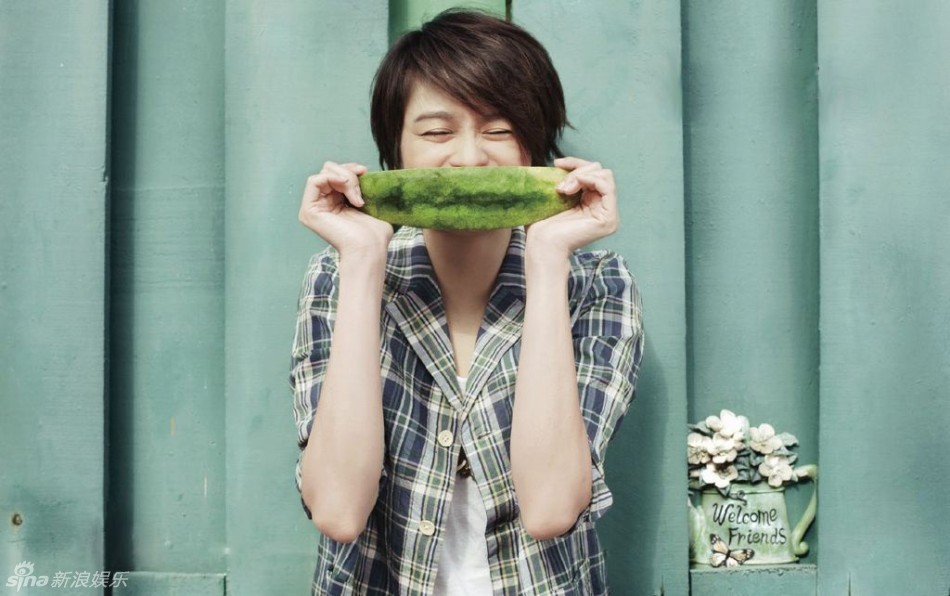 梁詠琪清新雜志封面曾因愛(ài)遍體鱗傷