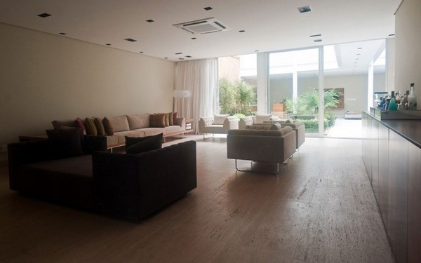 �e�ж���İ������Aסլ